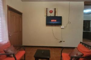 TV a/nebo společenská místnost v ubytování Casa Bugambilias