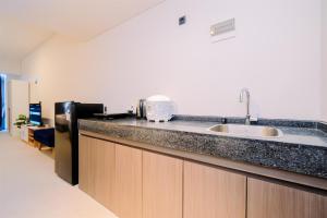 Kuchyň nebo kuchyňský kout v ubytování Big Studio For 4 Pax Apartment at Carstensz Residence By Travelio