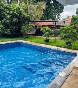 Kolam renang di atau dekat dengan adobe 2