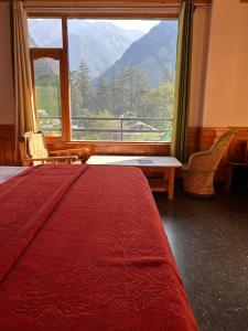 Cảnh núi rừng hoặc tầm nhìn ra núi từ nhà khách