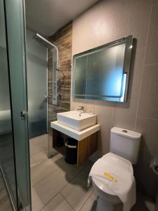 Koupelna v ubytování Roxy Hotel Padungan
