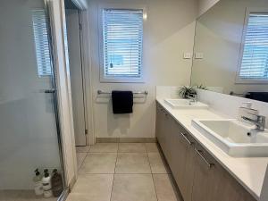 Un baño con lavabo, ducha y espejo. en Coastal Oasis - 10 mins to Torquay, 10 mins to Geelong !, en Mount Duneed 11 fotos más