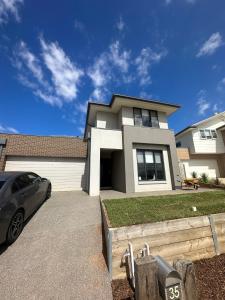una casa con un coche aparcado delante en Coastal Oasis - 10 mins to Torquay, 10 mins to Geelong !, en Mount Duneed