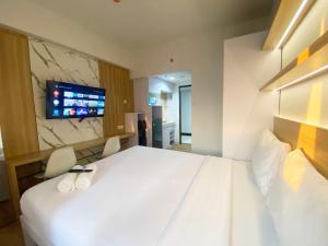 Postel nebo postele na pokoji v ubytování Minimalist and Homey Studio The Alton Apartment By Travelio