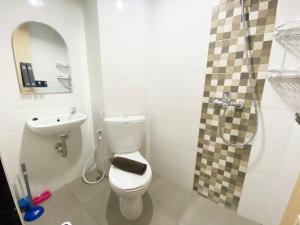 Koupelna v ubytování Minimalist and Homey Studio The Alton Apartment By Travelio