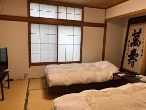 Een bed of bedden in een kamer bij Marina Bay Atami