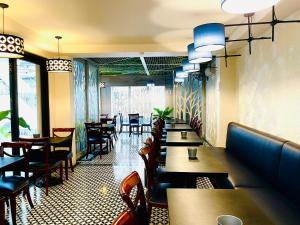 Restaurace v ubytování Royal Dragon Boutique Hotel Tan Binh + 37 fotografií