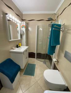 Un baño con inodoro, lavabo y ducha. en Sweet Home on the Beach 212, en Mogán