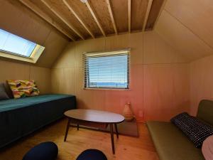 吴市Tiny House ZEN 倉橋島的小房间设有桌子和沙发