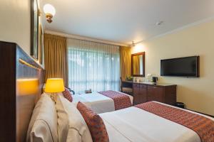 Uma cama ou camas num quarto em Fish Tail Lodge
