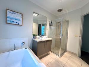 布赖特Always Bright - A Bright Escape的带浴缸、淋浴和水槽的浴室 更多17张照片