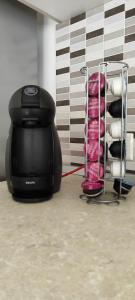 a black toaster sitting next to a rack of towels at Modern 3 bedroom with AC apartment in Żabbar