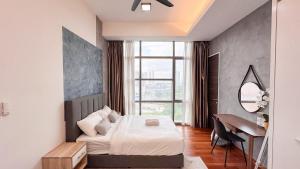 une chambre avec un lit, un bureau et une fenêtre dans l'établissement The Azure Residences Kelana Jaya by Airhost, à Petaling Jaya 36 autres photos