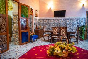 TV a/nebo společenská místnost v ubytování Dar Lmrama Fes - Entire Guest House