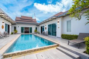 Bazén v ubytování Phuket La Siesta Pool Villas & Pool Access Rooms nebo v jeho okolí