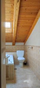 Koupelna v ubytování ALTOGREDOS Hotel Rural y apartamentos turísticos + 37 fotografií