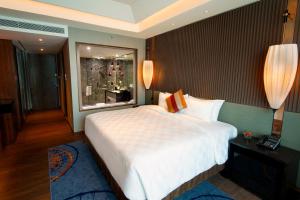 Uma cama ou camas num quarto em Sedona Hotel Yangon