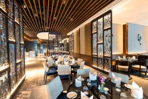 Um restaurante ou outro lugar para comer em Sedona Hotel Yangon