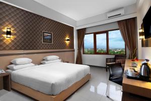 Voodi või voodid majutusasutuse Lombok Raya Hotel toas