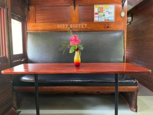 Mount NeboMt Nebo Railway Carriage and Chalet的花瓶上的桌子