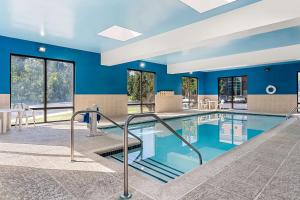 Bazén v ubytování Hampton Inn Stroudsburg Poconos nebo v jeho okolí