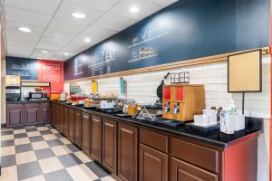 Kuchyň nebo kuchyňský kout v ubytování Hampton Inn Stroudsburg Poconos