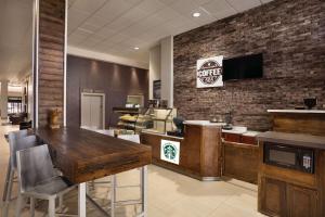 DoubleTree by Hilton Hotel Albuquerque的电视和/或娱乐中心