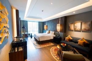 Uma cama ou camas num quarto em Sedona Hotel Yangon