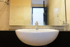 Koupelna v ubytování Strategic and Comfy 1BR at Braga City Walk Apartment By Travelio + 3 fotografie