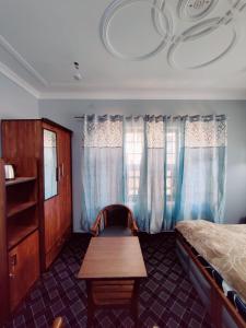 Postel nebo postele na pokoji v ubytování The Aastana