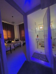 hotel darna with air conditioning客房内的一张或多张床位