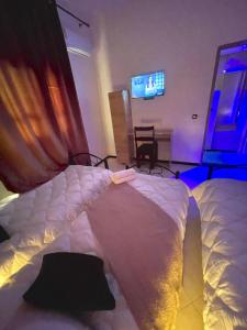 拉希迪耶hotel darna with air conditioning的一间卧室，里面有一张床和一台电视 更多25张照片
