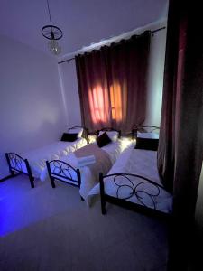 hotel darna with air conditioning客房内的一张或多张床位