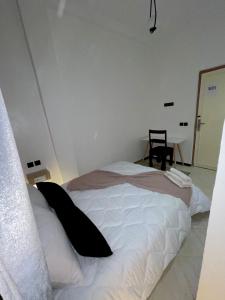 hotel darna with air conditioning客房内的一张或多张床位