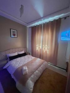 hotel darna with air conditioning客房内的一张或多张床位