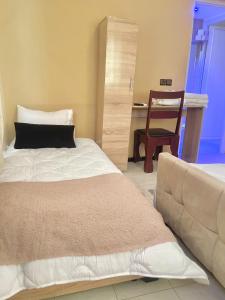 hotel darna with air conditioning客房内的一张或多张床位