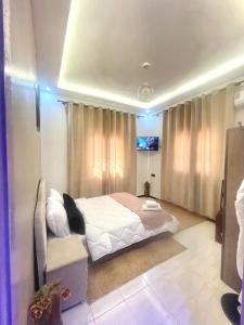 拉希迪耶hotel darna with air conditioning的卧室里有一张床和一张沙发