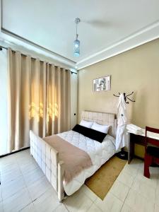 拉希迪耶hotel darna with air conditioning的卧室里有一张白色的大床和一张书桌
