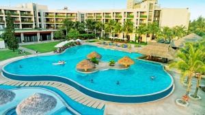 Bazén v ubytování Vietsovpetro Ho Tram Beach Resort & Spa nebo v jeho okolí