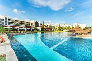 Bazén v ubytování Vietsovpetro Ho Tram Beach Resort & Spa nebo v jeho okolí