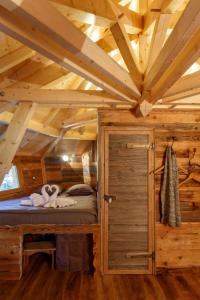 a room with a bed in a wooden cabin at Cabanes Chartreuse insolite - Cabane "La Bordée" in Saint-Pierre-de-Chartreuse