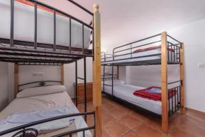 Un dormitorio con dos literas en una habitación. en Villa Minerva, en Ronda 28 fotos más