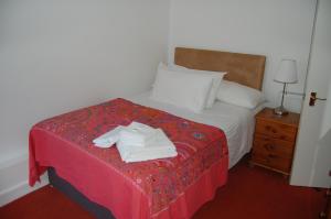 Una habitación de hotel con una cama con toallas. en Grassmarket-Old Town Apartment, en Edimburgo