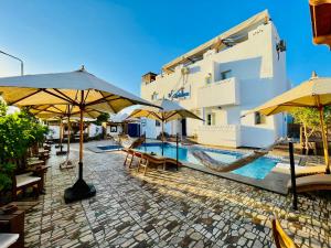 un complejo con una piscina con sombrillas y sillas en Dolphina hotel & Restaurant, en Dahab