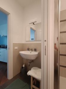 A bathroom at Al Duca appartamento in centro Még 5 kép