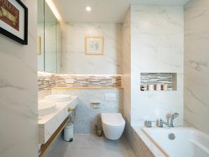 Ein Badezimmer in der Unterkunft iHome-Lujiazui Riverside, Shanghai's Leading Advocate for Genuine Apart ment - Committed to Quality, Bund RiverView&CityWalk, Deluxe Neighborhood