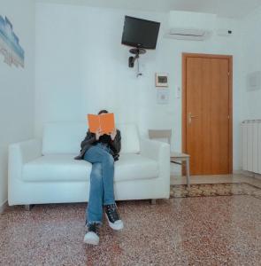 TV a/nebo společenská místnost v ubytování Nautilus Hotel