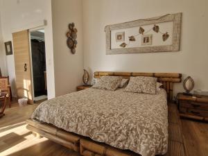 Postel nebo postele na pokoji v ubytování La sérénité Balinaise, chambre et sdb privée, jardin , piscine en saison, près de Chantilly, parc Astérix et CDG et Paris en 20' + 42 fotografií