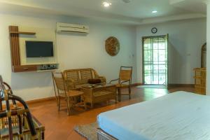 Μια τηλεόραση ή/και κέντρο ψυχαγωγίας στο Great Hornbill Serviced Villa , Nilambur