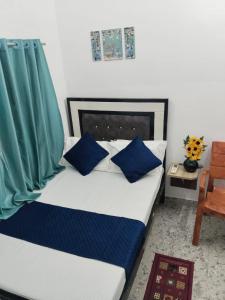 Postel nebo postele na pokoji v ubytování Shree K.B Guest House